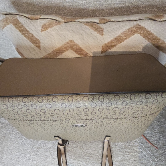 Guess Tote Bag NWOT - Picture 3 of 5